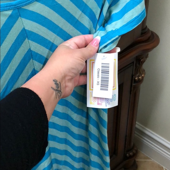 Lularoe XS classic tee - Picture 2 of 2